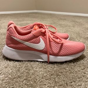 Women’s size 9 Nike tennis shoes
